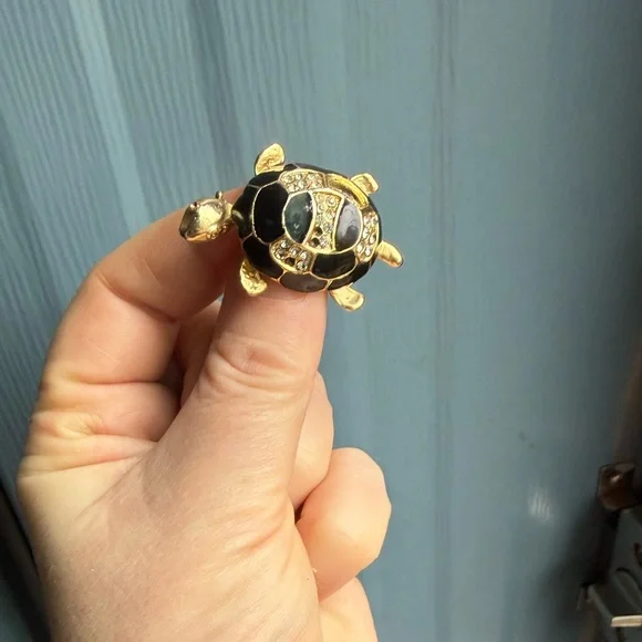 🐢 Vintage Gold Tone and Black Enamel Rhinestone Turtle Brooch Pin - Picture 8 of 14